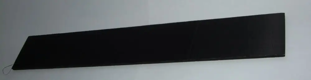 Schwarze, flache Wärmeisolationswand für einen Wärmetauscher, möglicherweise von Daikin, montiert an einer hellen Wand.